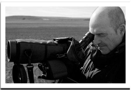 Xavier Martin Vilar ornitologo mirando por el telescopio